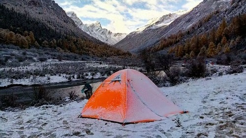 雪地上搭建的帳篷展示