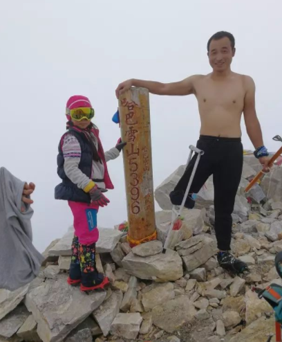 9岁女孩和一位单腿截肢攀登者